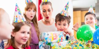 Eine Einladung zum Kindergeburtstag steht ins Haus und es drängt sich die Frage auf: Was eignet sich als passendes Geschenk?