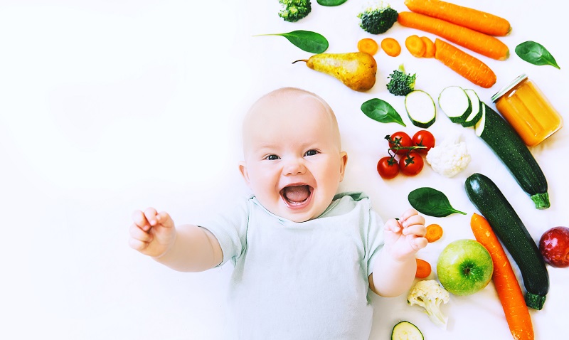 Welche Nahrung ein Baby ab dem 6., dem 7., dem 8. Monat benötigt und ab wann die Umstellung von Breikost auf feste Nahrung beginnt, erfährst du hier.